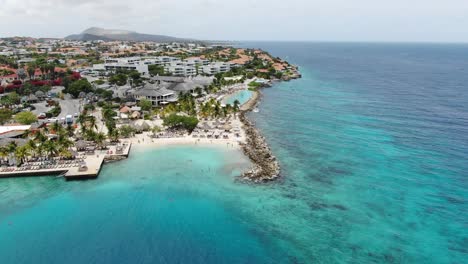 Jan-Thiel-Beach-In-Curaçao-Mit-Klarem,-Türkisfarbenem-Wasser,-Luftaufnahme