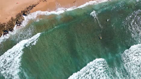 Bird's-Eye-View-Over-Scenic-Beach-In-Oahu-Island,-Hawaii---Aerial-Drone-Shot