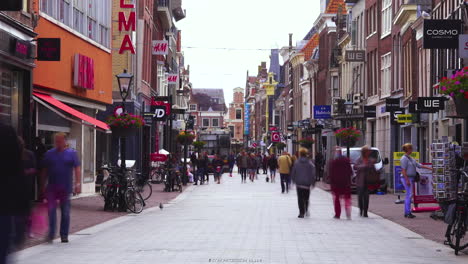 Lapso-De-Tiempo,-Concurrida-Calle-Comercial-De-Alkmaar,-Gente-Corriendo,-Países-Bajos