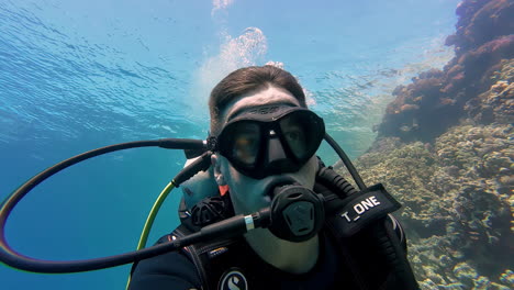 Retrato-De-Un-Buzo-Explorando-El-Arrecife-De-Coral-En-El-Fondo-Del-Mar-Rojo