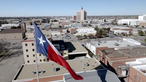 Bandera-Del-Estado-De-Texas-Ondeando-En-El-Viento-En-Odessa,-Texas-Con-Video-De-Drones-Avanzando