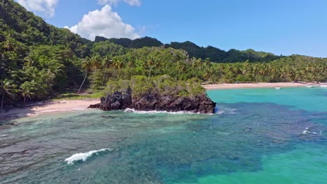 Vista-Panorámica-De-Drones-De-Una-Isla-Tropical-Con-Rocas-Y-Playas-De-Arena