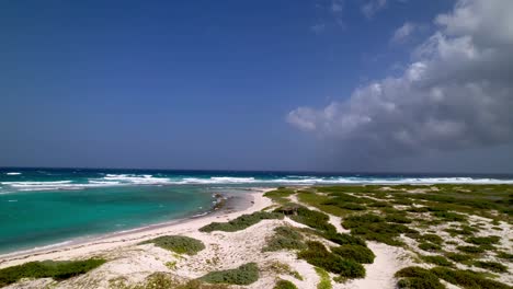 Sanddünen-Entlang-Der-Küste-Von-Aruba