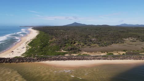 Vistas-Aéreas-Del-Paseo-Marítimo-De-Urunga-A-Lo-Largo-De-La-Playa-Hasta-Picket-Hill-Y-Más-Allá-Hasta-Nambucca-Heads