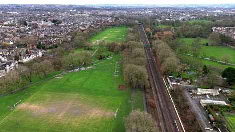 über-Einem-Fast-Leeren-Wandsworth-Common-In-Den-Frühen-Morgenstunden-In-London,-Großbritannien