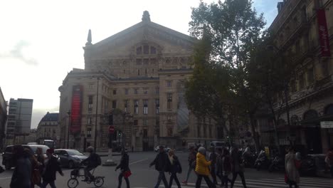 Menschen-Gehen-über-Die-Straße-Vor-Dem-Opernhaus-Palais-Garnier-In-Paris