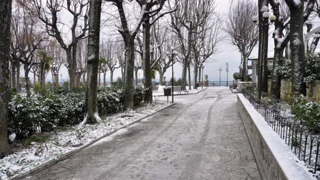 Schneebedeckter-Garten-Der-Villa-Comunale,-Guardiagrele,-Abruzzen,-Italien