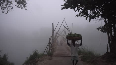 Escena-Del-Pueblo-De-Niebla-Temprano-En-La-Mañana