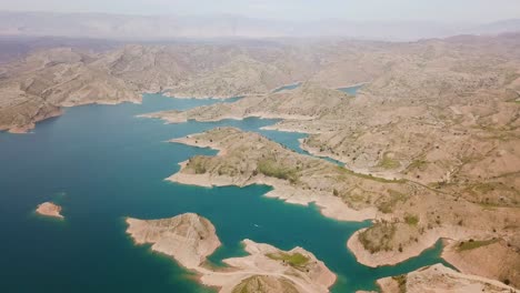 Panoramalandschaft-Des-Stausees,-Der-Mead-Wasserlinie-Und-Des-Klimawandels,-Der-Wasserkatastrophe,-Wundervolle-Landschaft-Mit-Natürlicher-Aussicht-Im-Iran,-Wunderschöne-Malerische-Luftaufnahme-In-Der-Ländlichen-Gegend-Von-Dezful