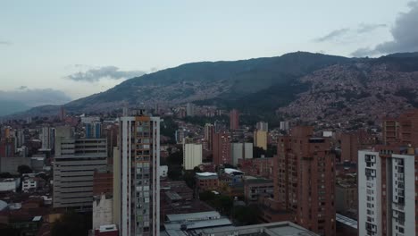 Blick-Auf-Die-Stadt-Medellín-Bei-Einem-Wunderschönen-Sonnenuntergang