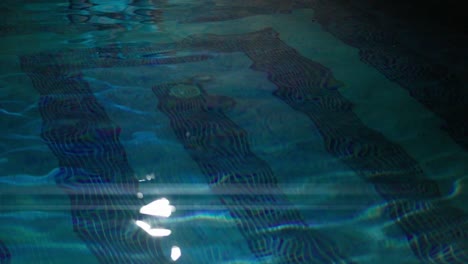 Zeitlupenansicht-Des-In-Einem-Swimmingpool-Reflektierten-Lichts-Mit-Anamorphem-Linseneffekt