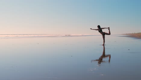 Strand-Yoga-Sitzung-Während-Der-Goldenen-Stunde-Mit-Einer-Solotänzerin