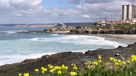 Timelapse-of-a-La-Jolla-Cove,-California-landscape-during-a-beautiful-sunny-day-with-large-waves