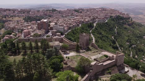 Vista-Aérea-De-La-Ciudad-De-Enna-Con-Castello-Di-Lombardia-Sobre-Una-Roca-Durante-El-Día,-Sicilia,-Italia