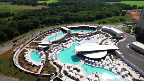 Dies-Sind-Luftaufnahmen-Der-Pools-Außerhalb-Des-Winstar-World-Casino-Hotels-In-Thackerville,-Oklahoma