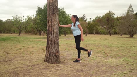 La-Mujer-Está-Estirando-Sus-Cuádriceps---Plano-Amplio