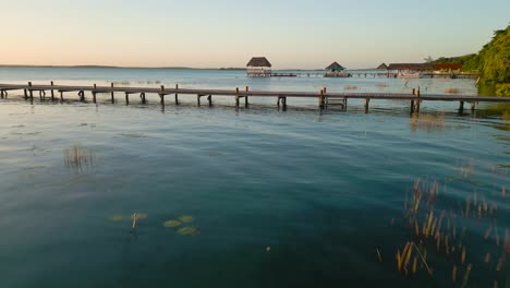 Luftaufnahmen-Vom-Sonnenaufgang-über-Der-Sieben-Farben-Lagune-In-Bacalar,-Mexiko
