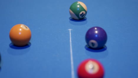 Weißer-Ball-Startet-Snooker-Spiel-Schlagen-Die-Farbigen-Bälle