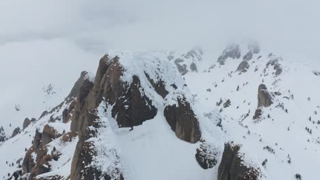 Schneebedeckte-Ciucas-Berge-Unter-Bewölktem-Himmel,-Ruhige-Naturszene,-Luftaufnahme