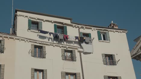 Sonniger-Tag-In-Der-Venezianischen-Wohnstraße,-Gebäude-Mit-Wäscheleinen