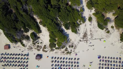 Drohnenschwenk-über-Dem-Sandstrand-Von-Cala-Agulla-Auf-Der-Halbinsel-Llevant-Auf-Der-Spanischen-Insel-Mallorca