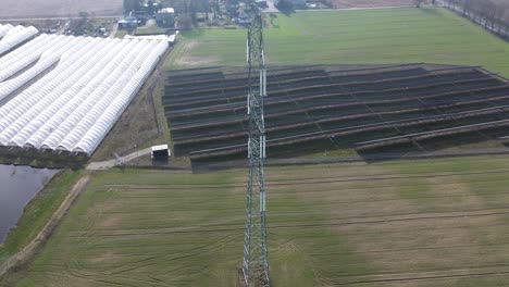 Strommast-Stromleitung-Solarpark-Tunnel-Folie-Luftaufnahme