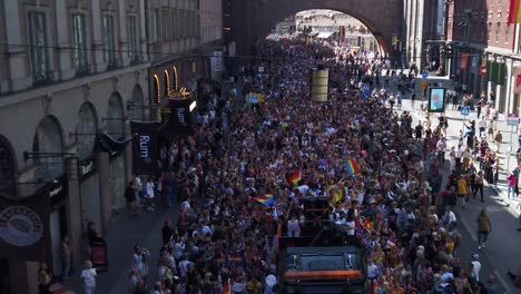 Celebradores-Con-Banderas-Del-Arco-Iris-En-El-Desfile-Del-Orgullo-Gay-De-Estocolmo,-Visto-Desde-Arriba