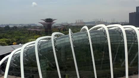 Singapurs-Blumenkuppel-Mit-Blick-Von-Einer-Drohne-Aus,-Die-über-Das-Dach-Blickt-Und-Die-Gärten-An-Der-Bucht-Offenbart