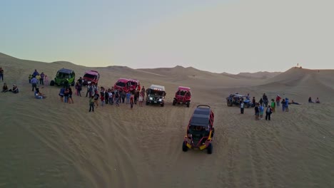 Menschen-Versammeln-Sich-Mit-Ihren-Sanddünenbuggys,-Um-Zur-Huacachina-Oase-In-Peru-Zu-Fahren
