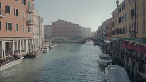 Ruhiger-Kanal-Mit-Festgemachten-Booten-In-Venedig-An-Einem-Nebligen-Morgen