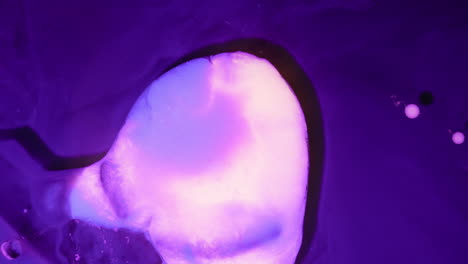 Austretende-Flüssigkeit---Organischer-Violetter-Flüssigkeitseffekt-Abstrakter-Kunst