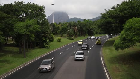 Concurrida-Carretera-De-Río-De-Janeiro-Llena-De-Vehículos-A-Alta-Velocidad-Y-Viajeros