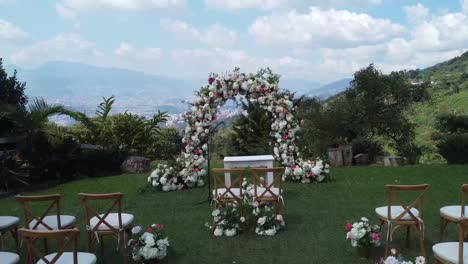 decoration-of-an-outdoor-wedding-held-on-a-mountain-under-the-blue-sky