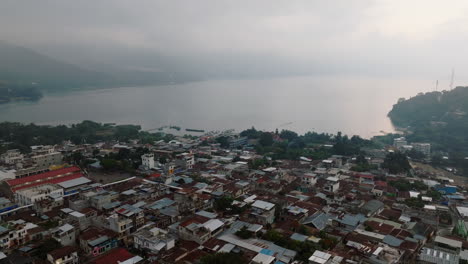 Luftaufnahme:-Langsame-Umlaufbahnaufnahme-Des-Dorfes-San-Juan-La-Laguna-Im-Atitlan-See,-Guatemala,-An-Einem-Bewölkten-Tag