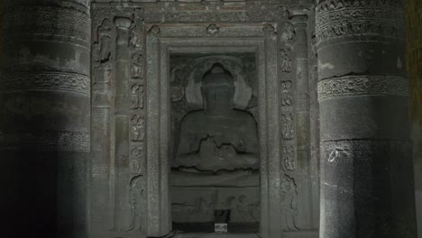 Estatua-De-Buda-Dentro-De-Los-Monumentos-De-La-Cueva-Budista-De-La-Cueva-De-Ajanta,-Aurangabad,-Maharashtra,-India