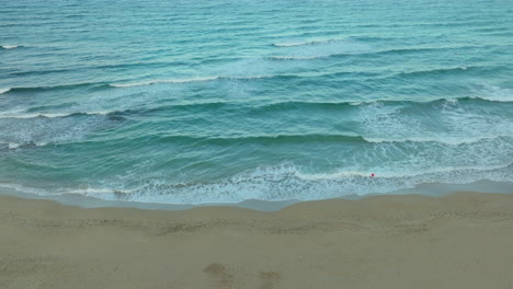 Ruhige-Wellen-Brechen-In-Der-Abenddämmerung-über-Den-Goldenen-Sand-Auf-Zypern---Luftaufnahme