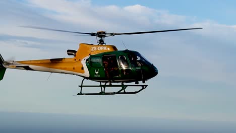 SanParks-Helikopter-Patrouilliert-über-Den-Tafelberg-Mit-Blick-Vom-Lionshead