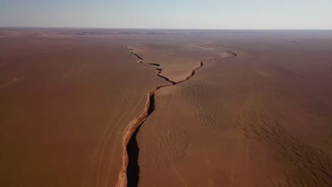 Geologische-Verwerfungslinie-In-Der-Wüste,-Geologisches-Phänomen,-Malerische-Panoramalandschaft-Mit-Endlosem,-Trockenem-Flachland,-Sommersaison,-Das-Wunderbare,-Friedliche-Reiseziel-Abenteuer-Im-Iran,-Lut-Snake-Twin-Valley