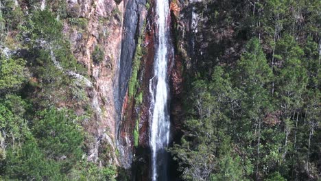 Cascada-De-Salto-De-Aguas-Bravas-Y-Piscina-Natural-En-El-Parque-Nacional-Constanza,-República-Dominicana