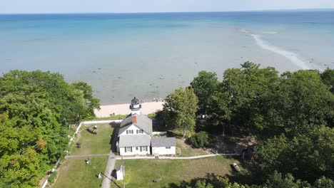 Faro-De-Mission-Point-En-Grand-Traverse-Bay,-Michigan,-Estados-Unidos,-Vista-Aérea