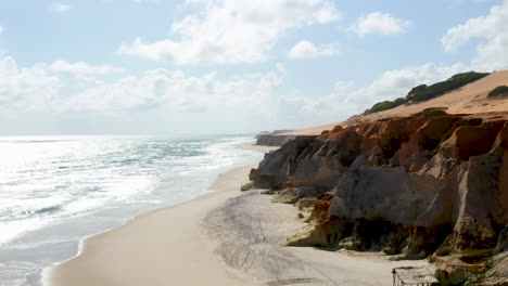 Luftaufnahme-Des-Strandes-Morro-Branco,-Von-Der-Klippe-Bis-Zum-Meer,-Ceara,-Brasilien