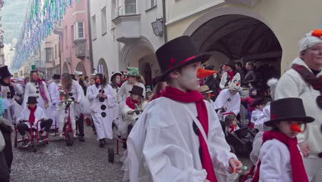The-Gnoccolada-carnival-parade-moves-through-the-city-center-of-Brixen---Bressanone,-South-Tyrol,-Italy