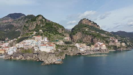 Pueblo-De-Atrani-Y-Playa-De-Castiglione-En-La-Costa-De-Amalfi,-Italia,-Con-Un-Mar-Azul-Claro