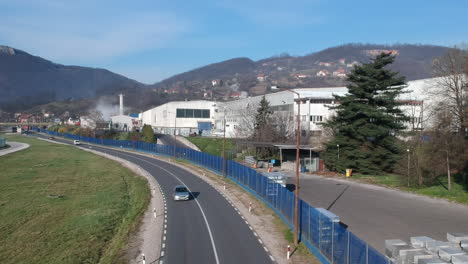 Straßenverkehr-Durch-Metallurgische-Fabrik-In-Der-Kleinstadt-Sevojno-Im-Westen-Serbiens