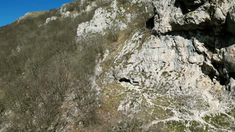 Eine-Drohne-Zoomt-Zu-Einer-Höhle-Im-Berg-San-Vicino-Im-Umbrischen-Marken-Apennin