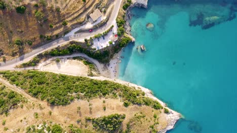 Toma-Aérea-De-La-Playa-De-Xigia-En-Zakynthos,-Grecia-Con-Aguas-Turquesas-Y-Turistas