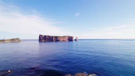 Vista-Aérea-De-La-Roca-Percé-Sobre-El-Río-San-Lorenzo-Durante-Un-Día-Soleado