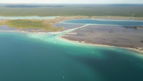 Sieben-Farben-Lagune-See-In-Mexiko-Bacalar-Luftaufnahmen