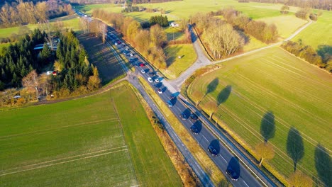 Dramatische-Schatten-Von-Bäumen-Auf-Einer-Landstraße-In-Der-Luftaufnahme