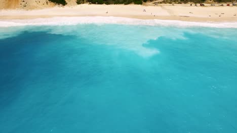 Türkisfarbene-Wellen-Brechen-Am-Myrtos-Strand-In-Kefalonia,-Griechenland,-Luftaufnahme